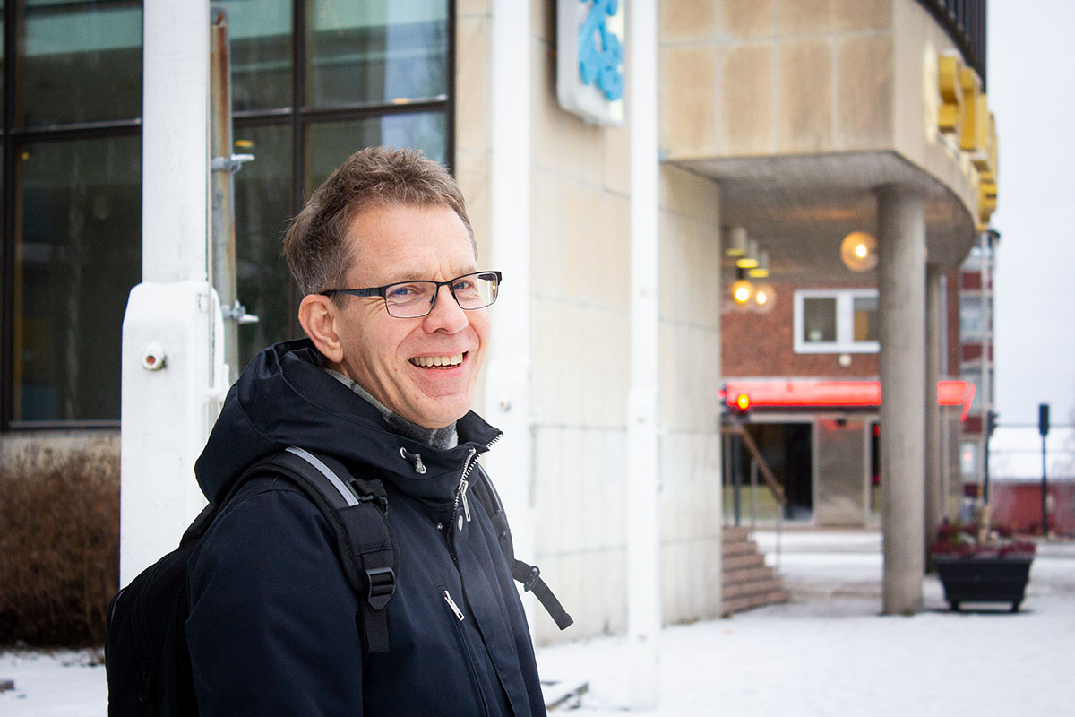 Tomas står framför stadshuset i Luleå och väntar på bussen en vinterdag