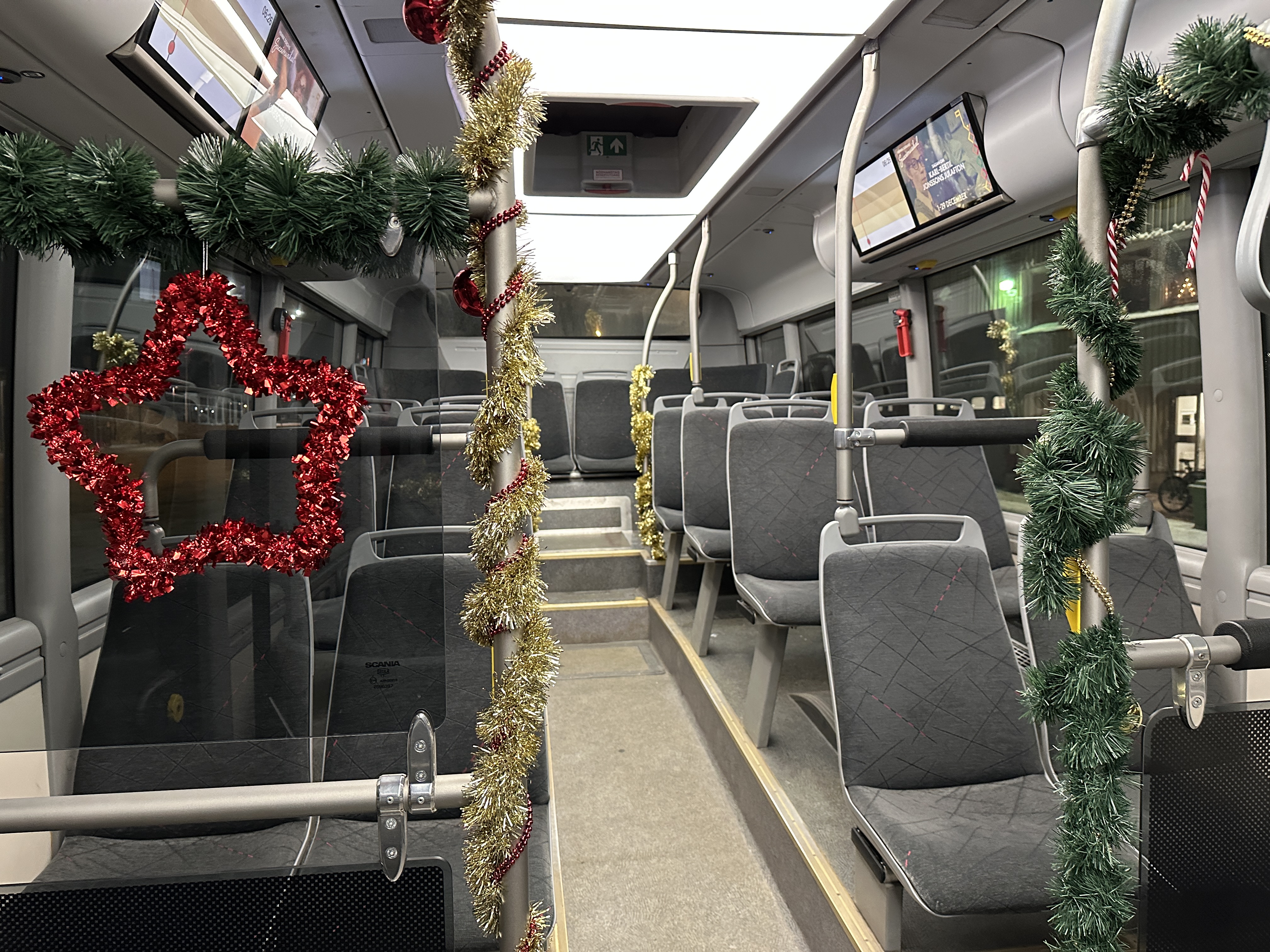 En buss smyckad med glitter och hjärtan.
