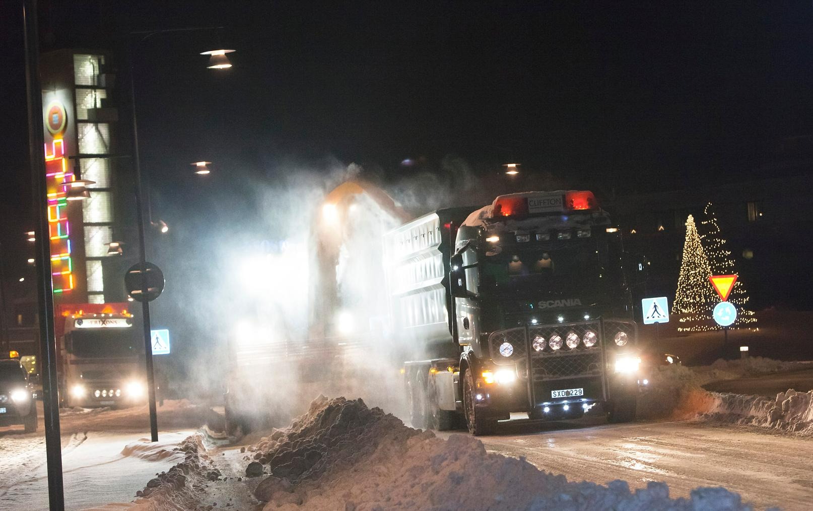 Lastbil i centrala Luleå som tar bort snö från väg. 