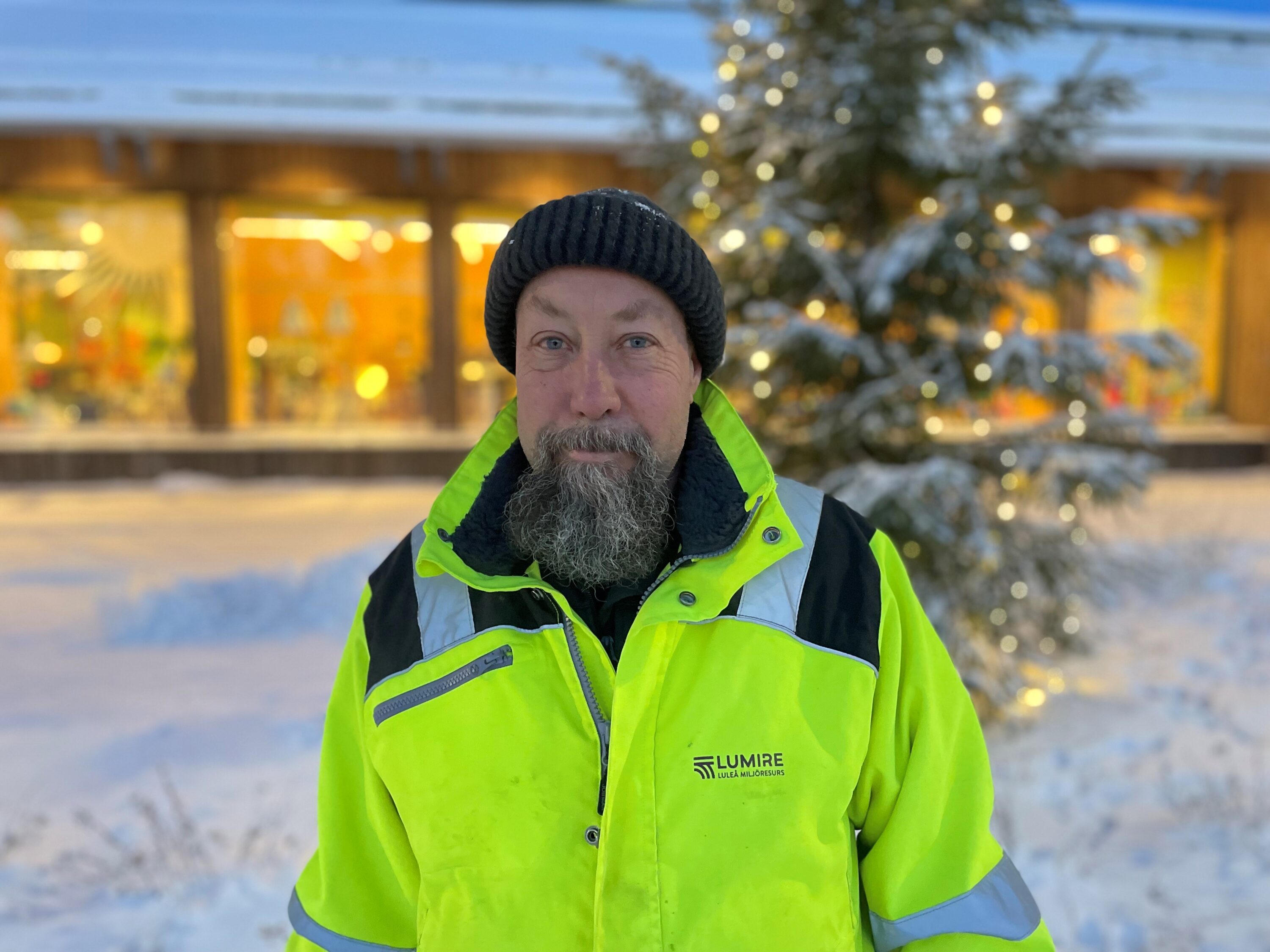 En man i gula arbetskläder.