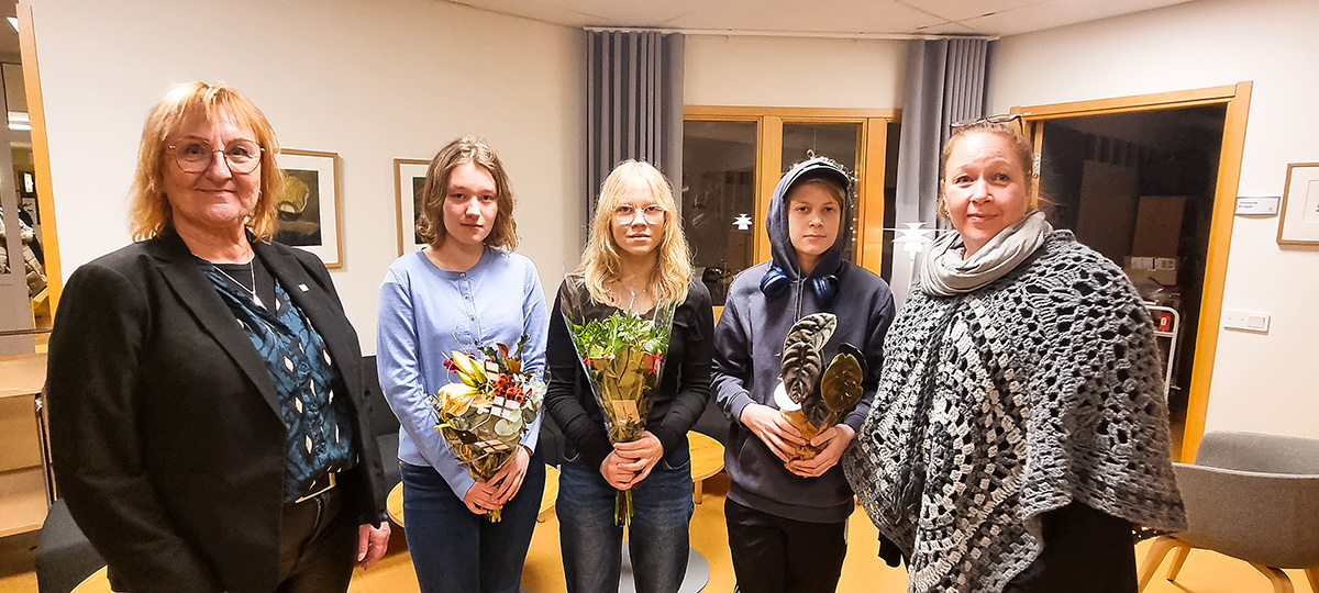 De tre Luleåeleverna har prisats i finsk skrivartävling. Anna Palmblom, Linnea Viitala  och Jooa Leino. Här tillsammans med ordförande Maritha Meethz och läraren Kristina Pirttijärvi. 