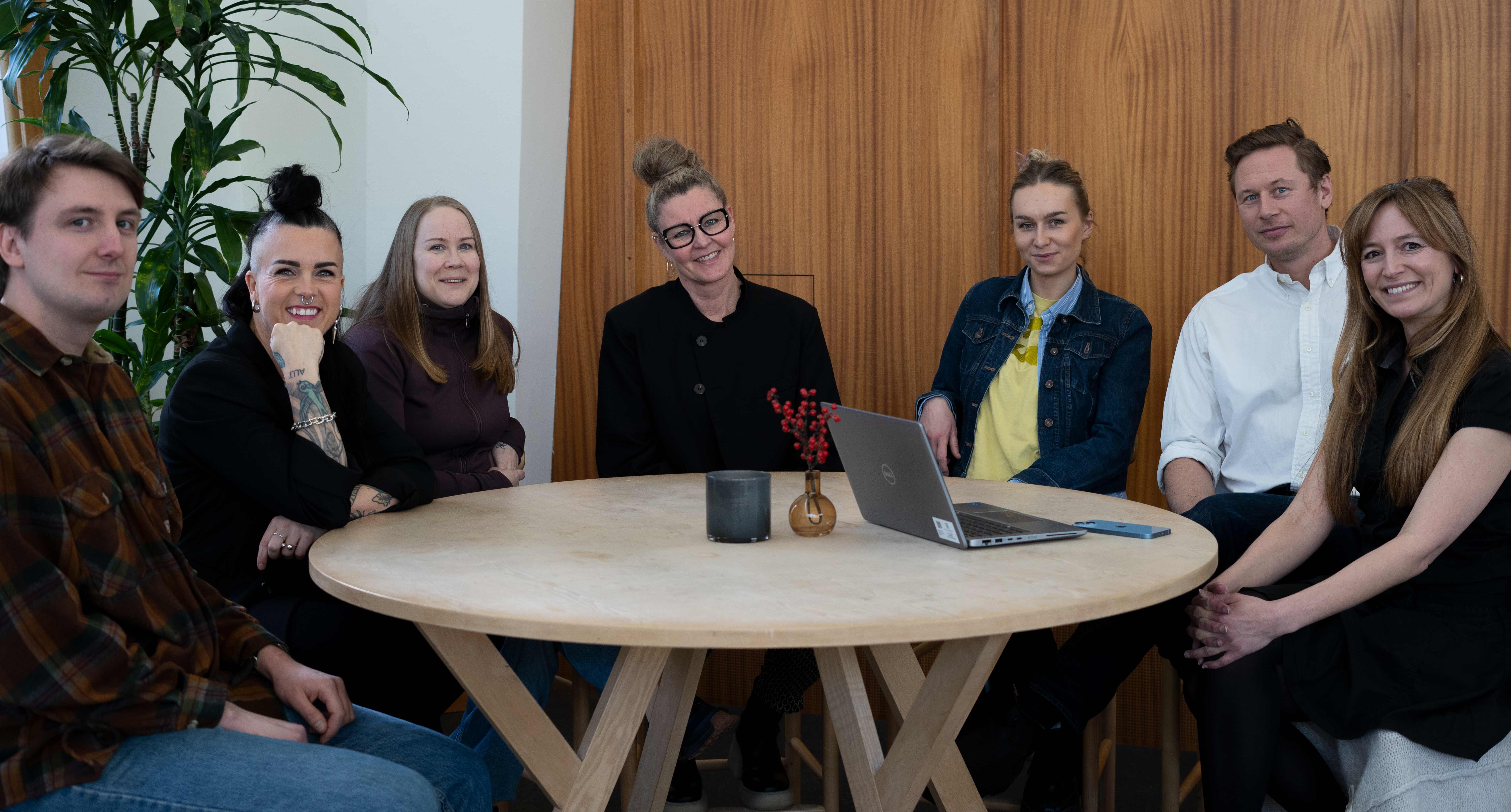 projektgruppen som sitter vid ett bord. 