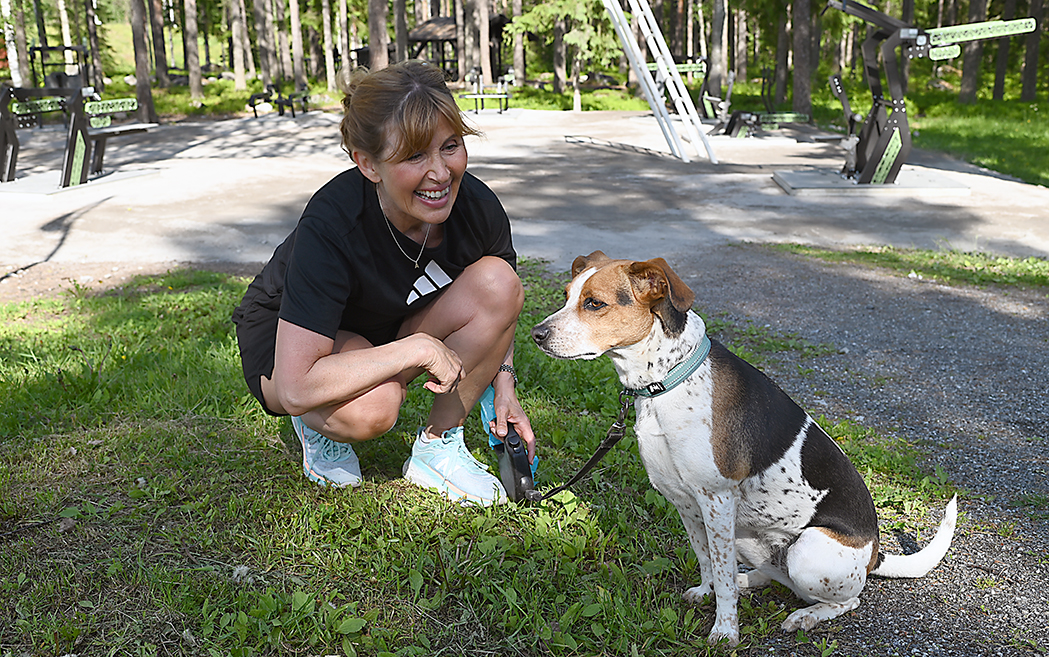Efter promenaden med hunden Märta passar AnnaMaria Karlsson på att gymma.