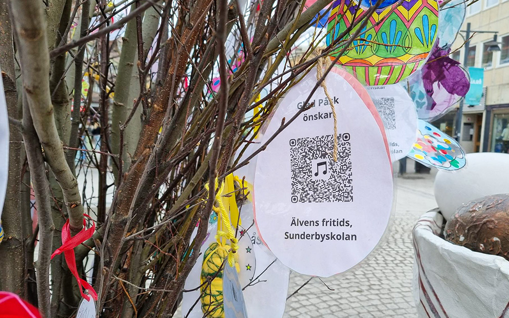 Barnen på fritidshemmen i Luleå har bidragit till påskpyntet.