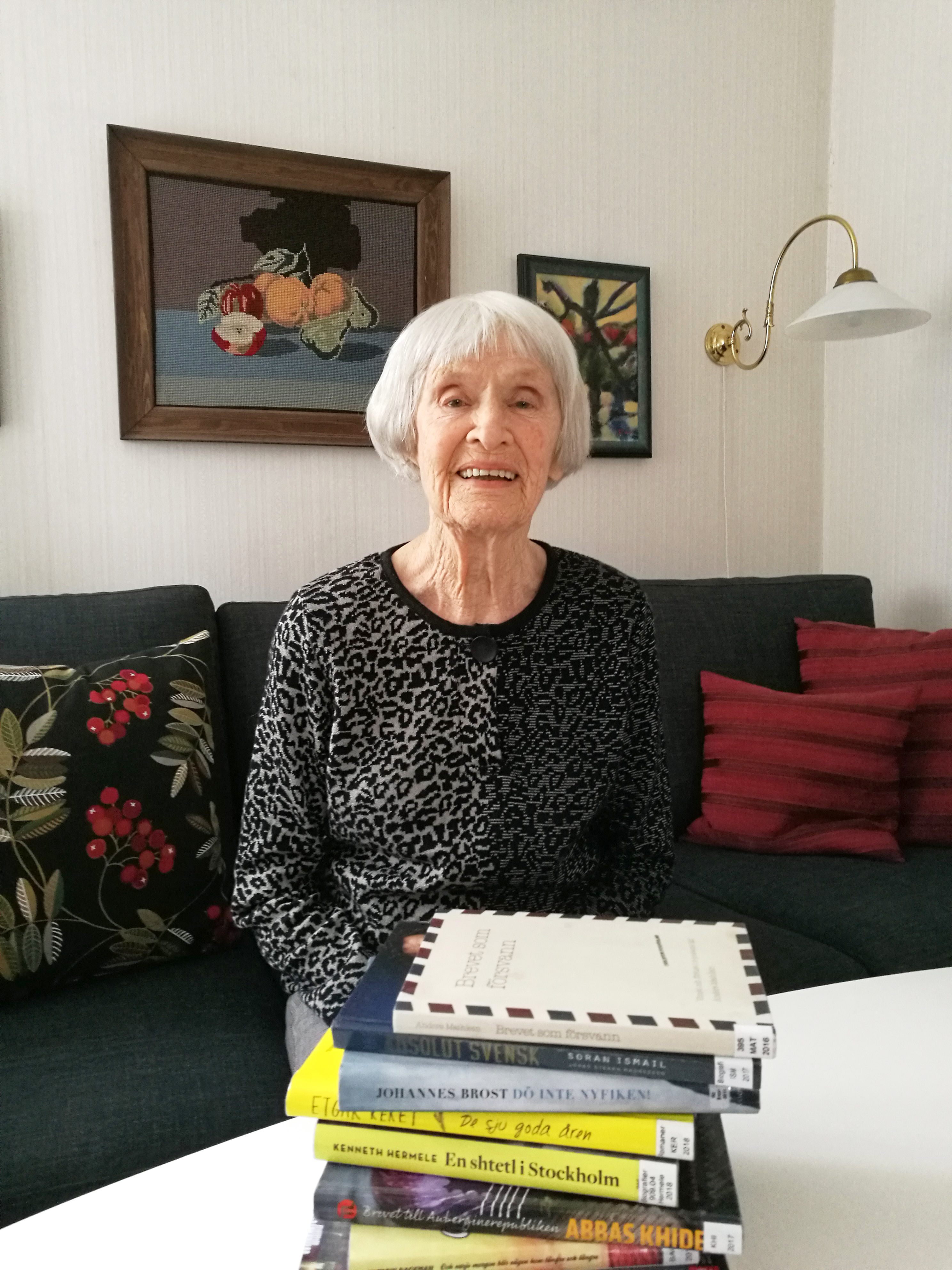gammal dam med böcker