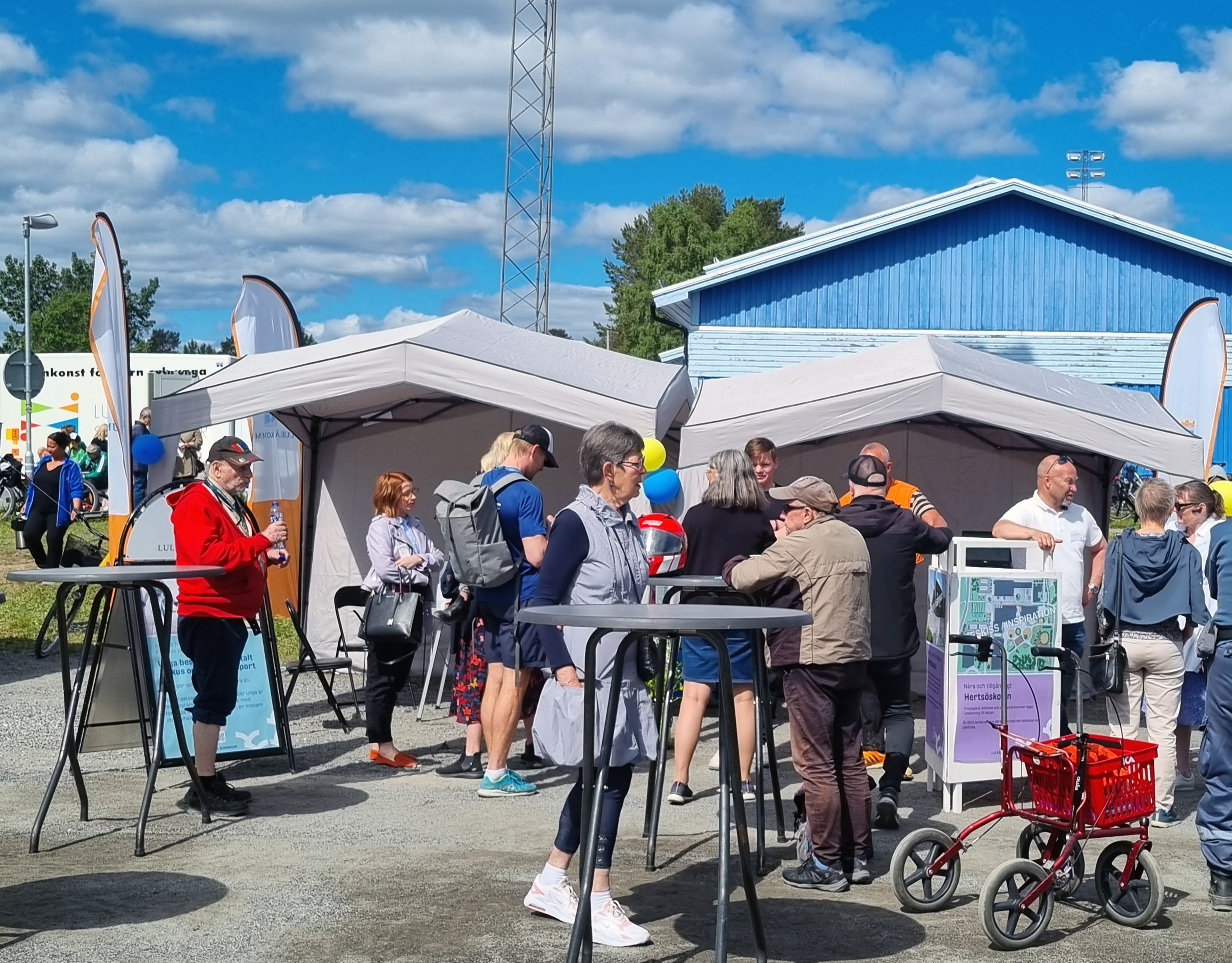 Besökare som är samlade vid Luleå kommuns tält för att se och prata om skisser och idéer för Hertsön