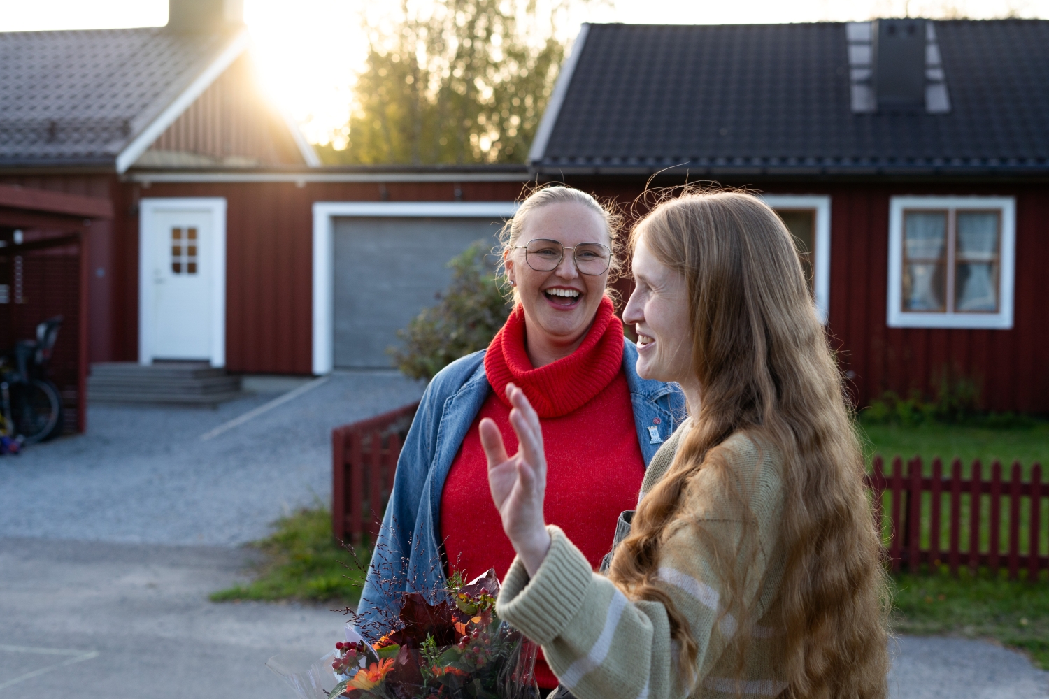 Två kvinnor pratar och skrattar.