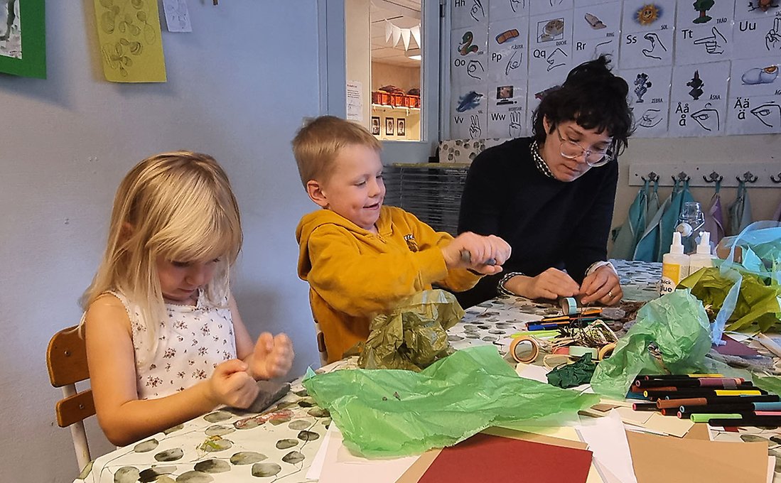 Arkitekten Maja Morota under pysslet med barnen.