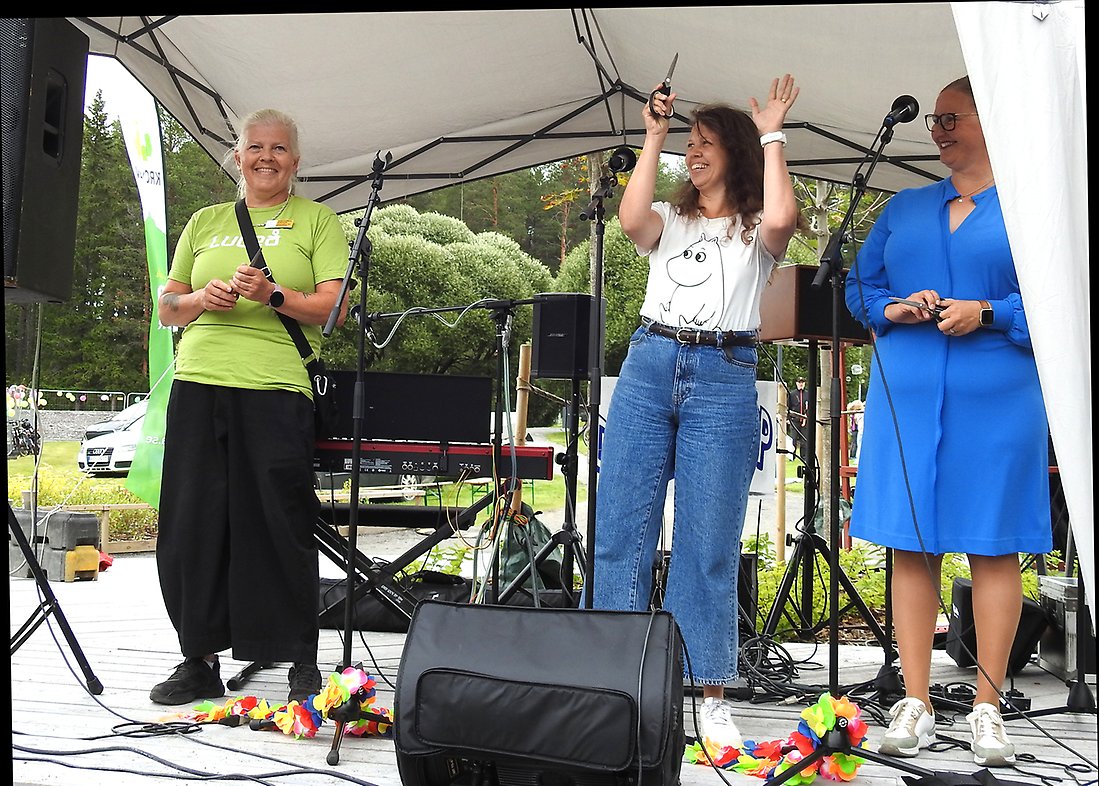 Ceremonin för invigningen av Origoparken i Kronandalen genomfördes av en glad trio, Ulrika Lundberg, Evelina Rydeker och Carina Sammeli.