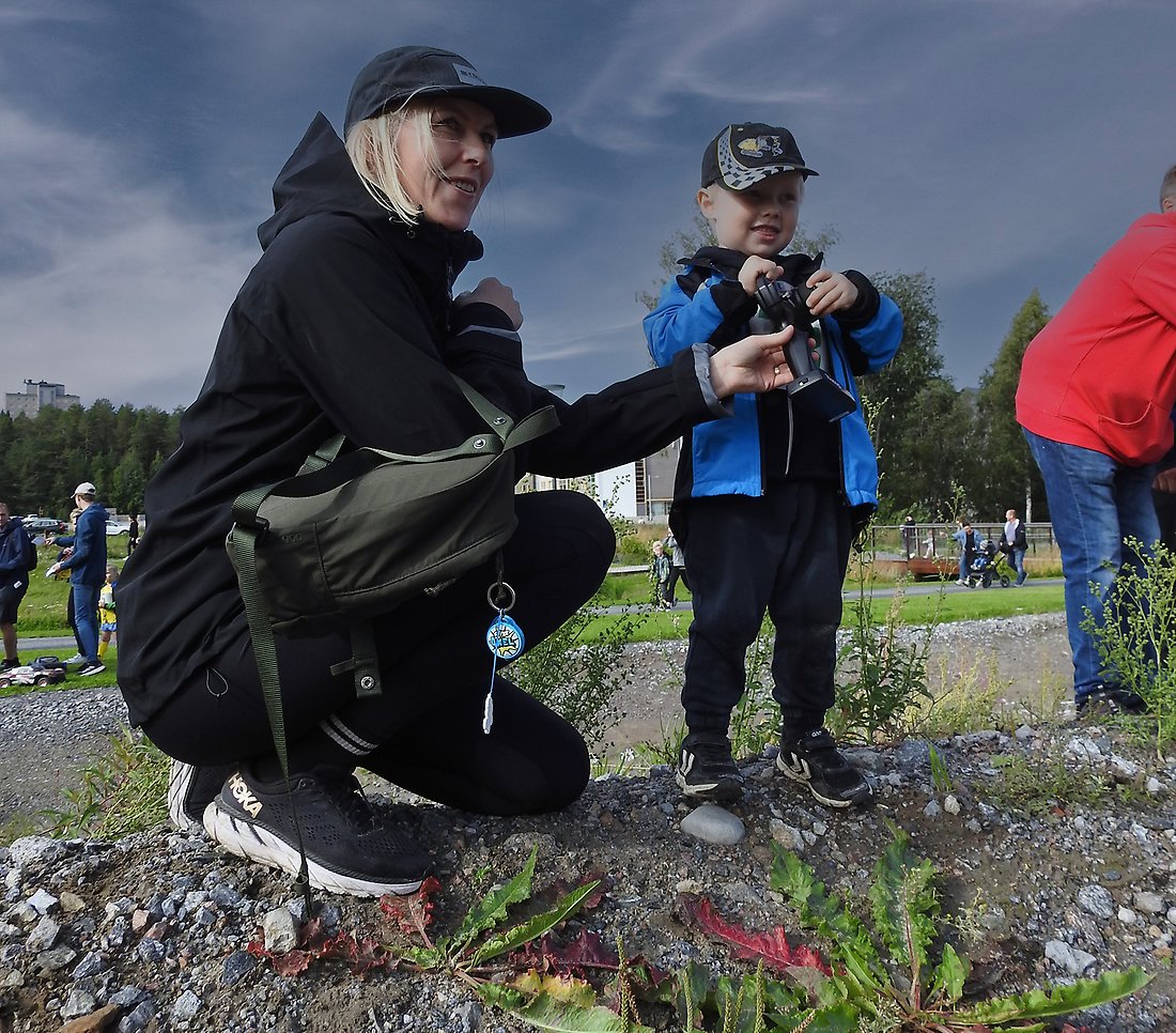 Föreningen RC-Nord fanns med på invigningen och visade upp radiostyrda flygplan och instruerade besökarna i bilkörning, något som blev ett oerhört populärt tillhåll för vuxa och barn i alla åldrar.