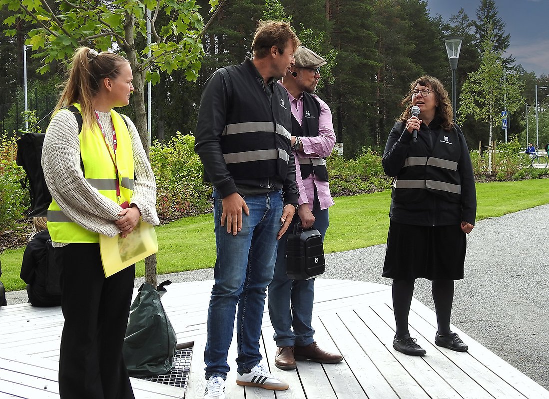 Stadsarkitekt Mia Persson var med och guidade besökarna runt i området och berättade om vilka innovativa lösningar som genomförts med bland annat hanteringen av dagvatten.