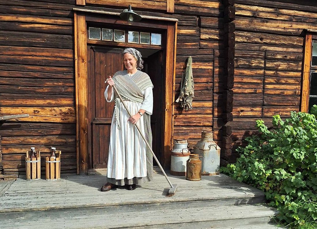 Rent och fint blir det när Ida Renlund sopar av Peri-Hanschagårdens trapp.