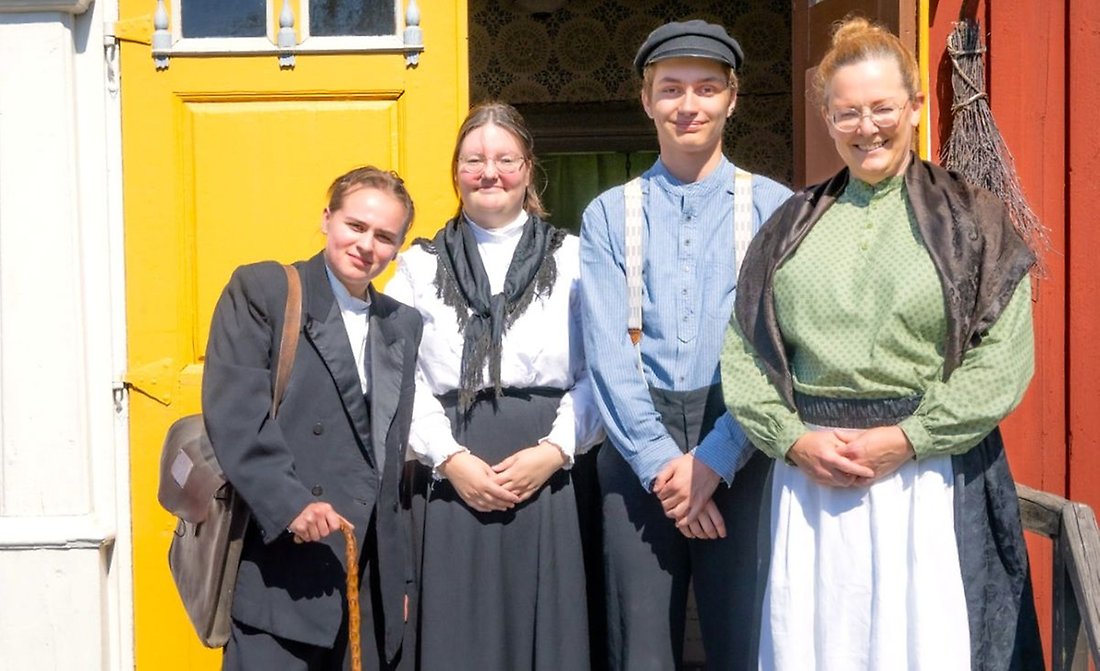 Hägnans gårdsfolk framför Storgården.