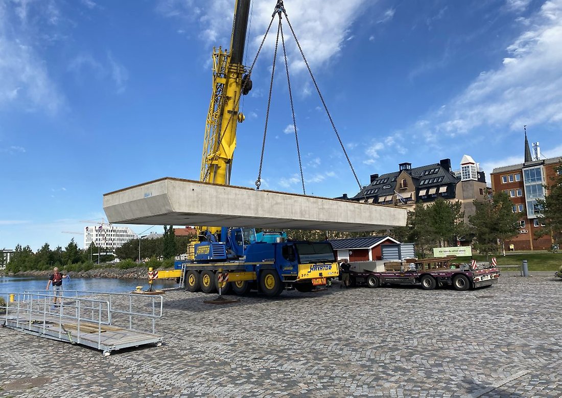 Badbryggan sjösattes vid Södra hamn och fraktades sedan till Norra hamn.