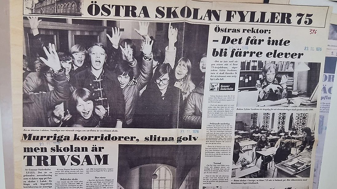En utställning i trapphuset visar både bilder och tidningsurklipp från förr. 