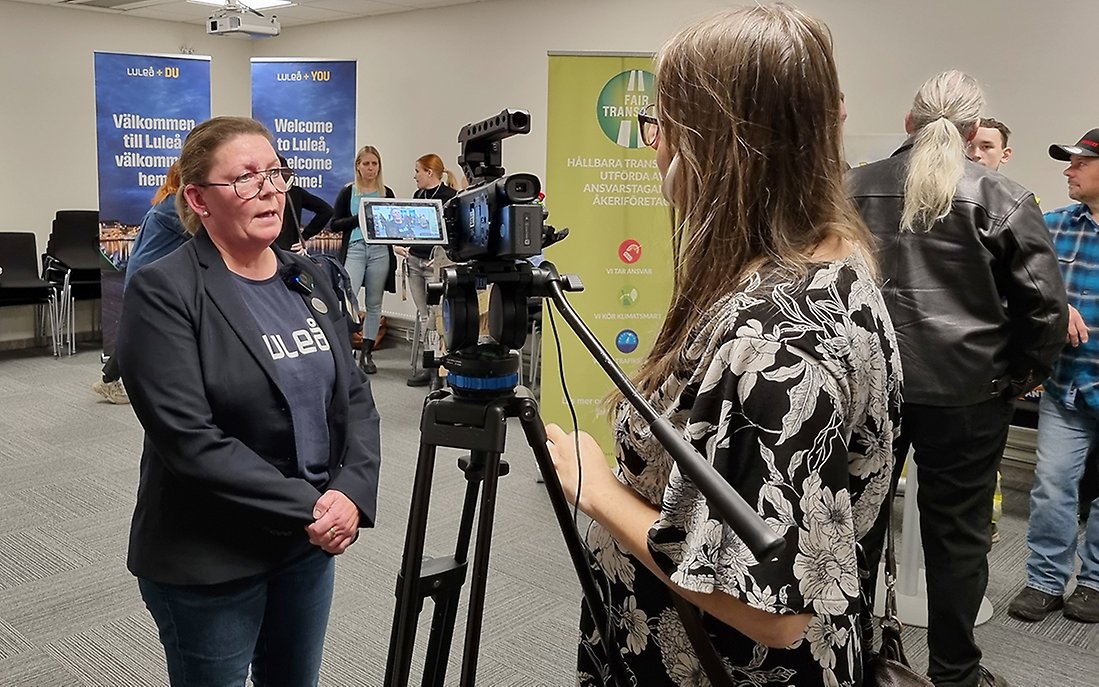 Ulrika Wänkkö från SVT Nyheter intervjuar Monica Barck Flygare, Luleå kommun