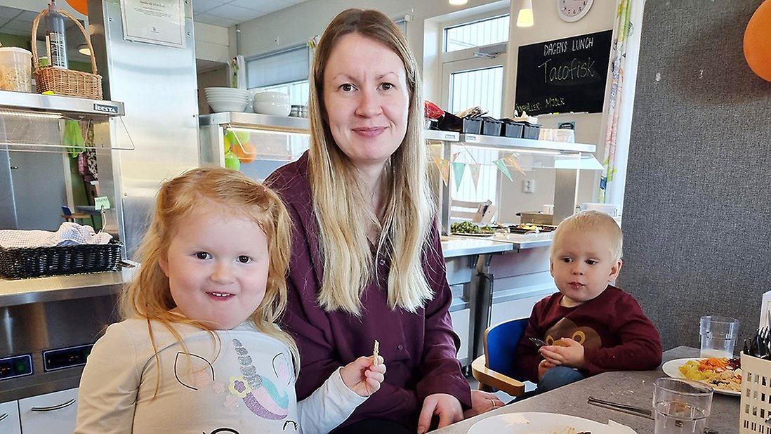 Hanna Karlsson tillsammans med barnen Selma och Alfred på Kullens förskola
