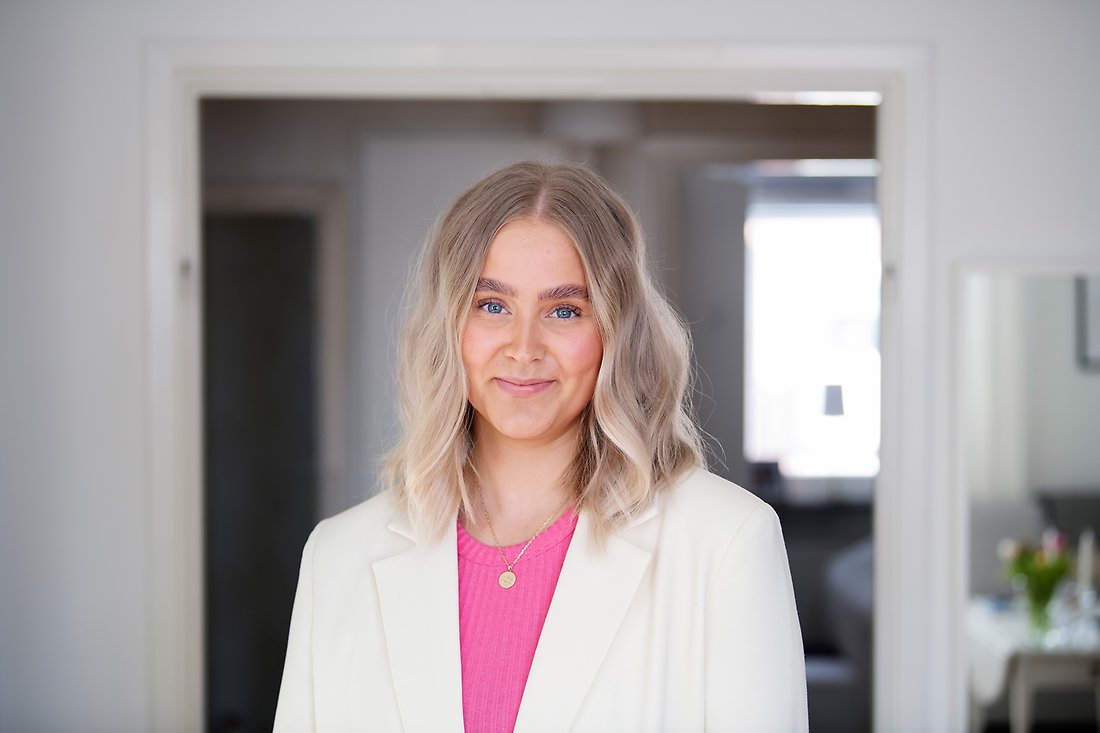 Malin tittar in i kameran genom en spegel