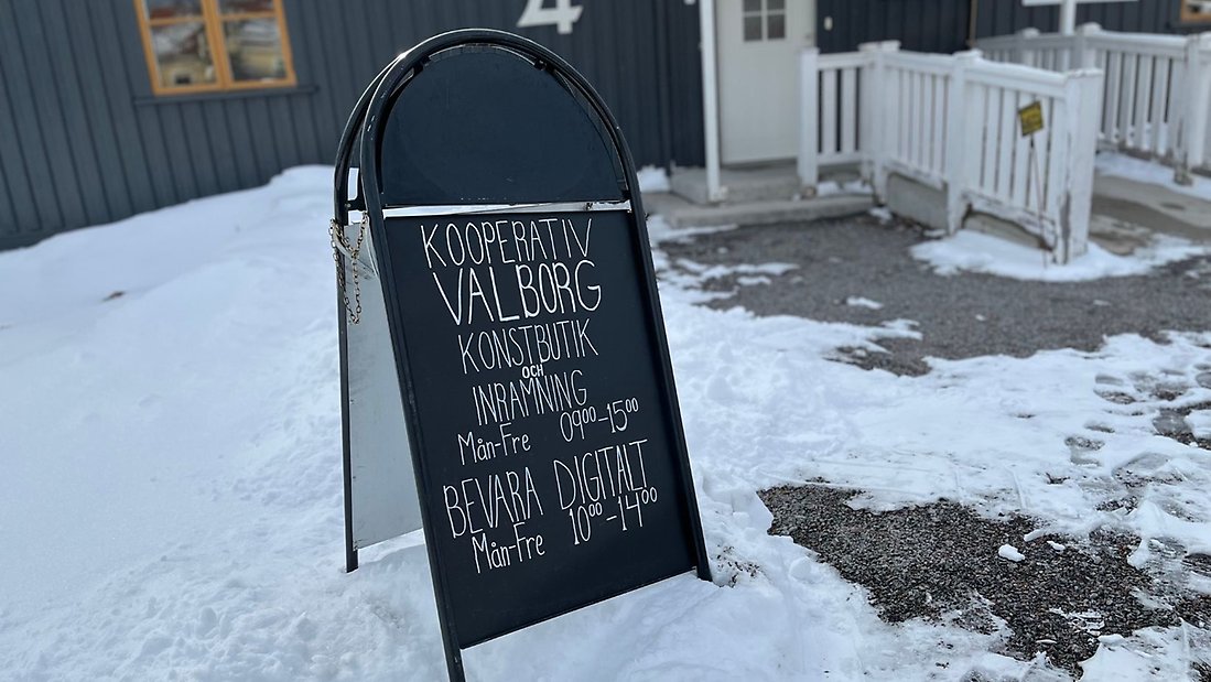 Svart skylt med öppettider för valborgs olika verksamheter