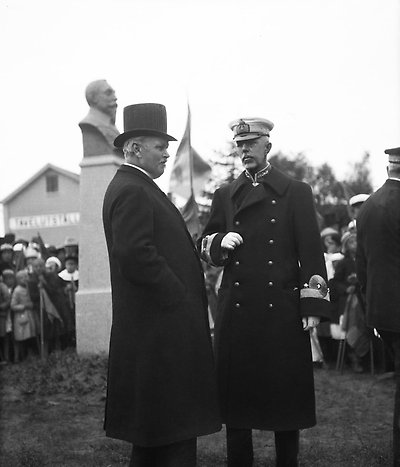 Kung Gustaf V och biskop Olof Bergqvist framför bysten av Gustav II Adolf.