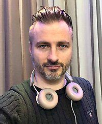 bild på en kille med hörlurar