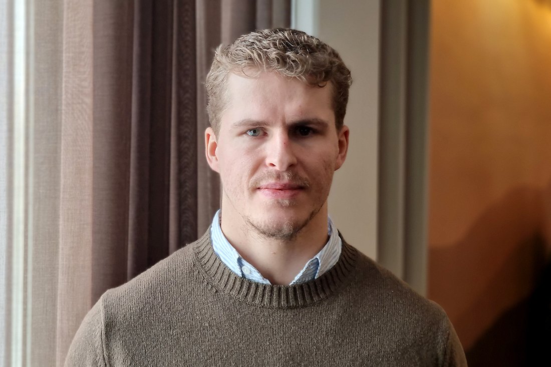 En ung man med kort lockigt ljust hår.