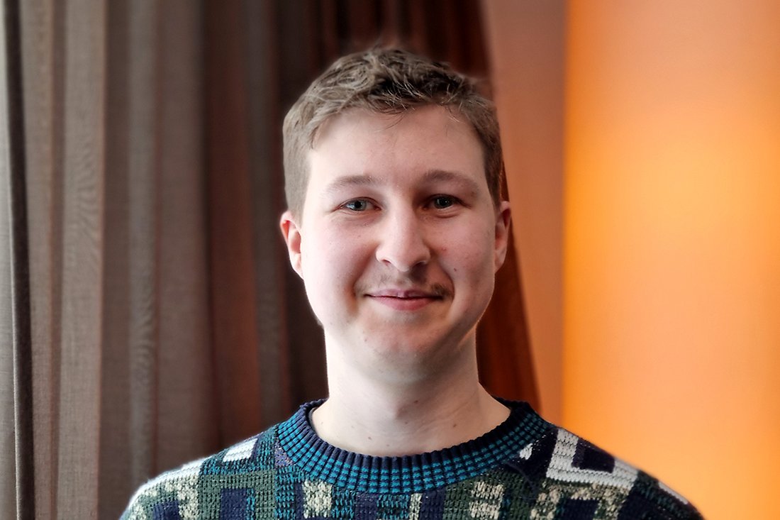 Ung man med kort mökblont hår.