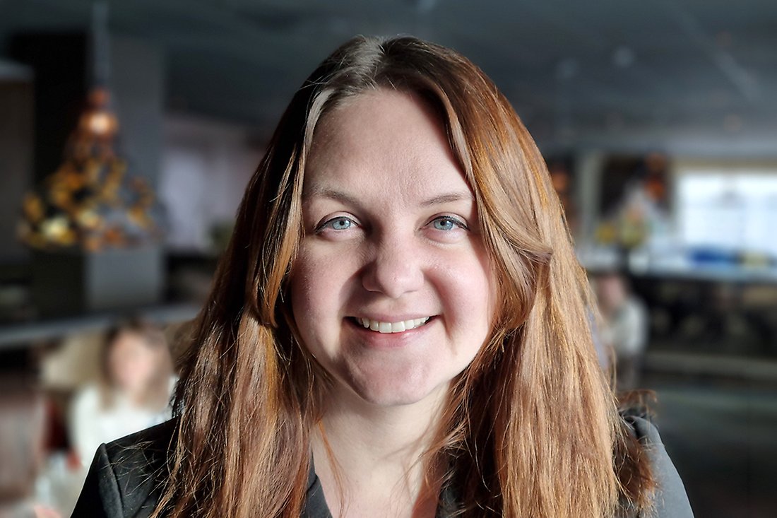 Ung kvinna med långt mörkblont hår.