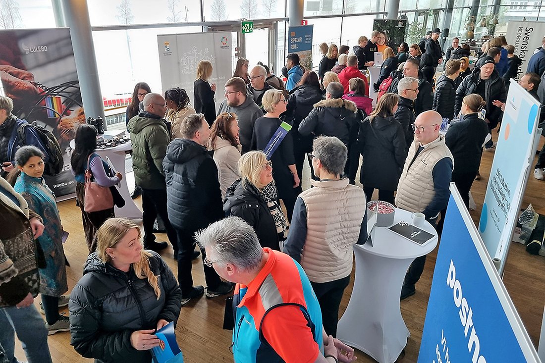 Människor på rekryteringsmässa i Kulturens hus.