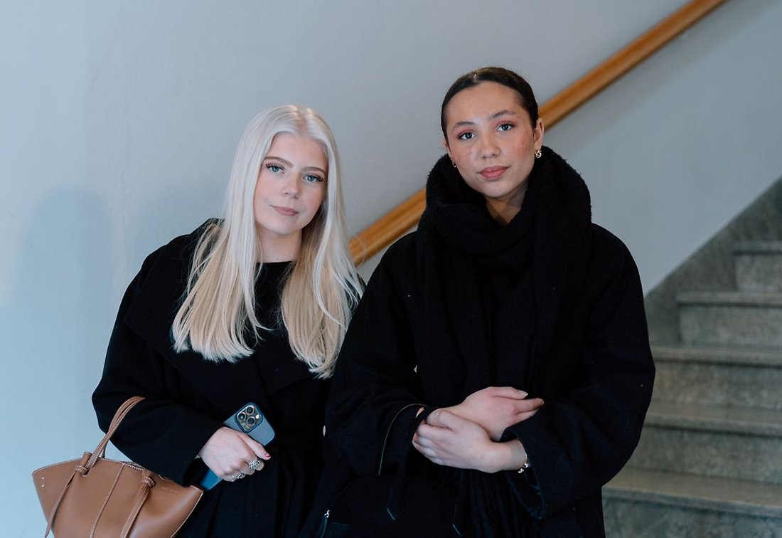 Från vänster Agnes Gulliksson Snäll och Melissa Beck som båda studerar andra året på Ekonomiprogrammet med inriktning juridik.