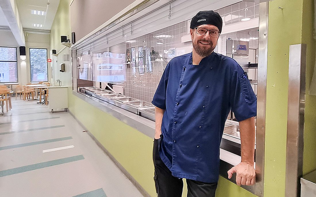 Kocken Johan Eriksson har uppskattat att få elevernas åsikter om lunchen.