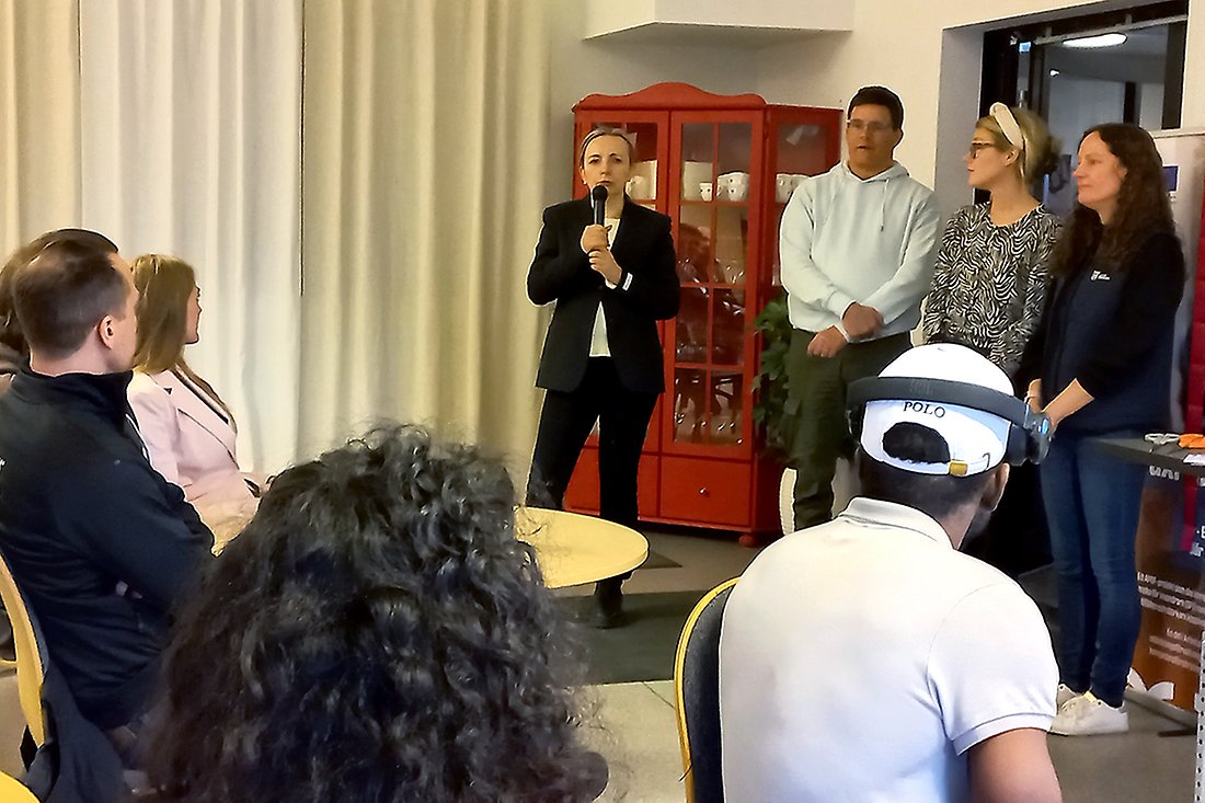 Människor som står och håller tal på invigning av VuxPuls.