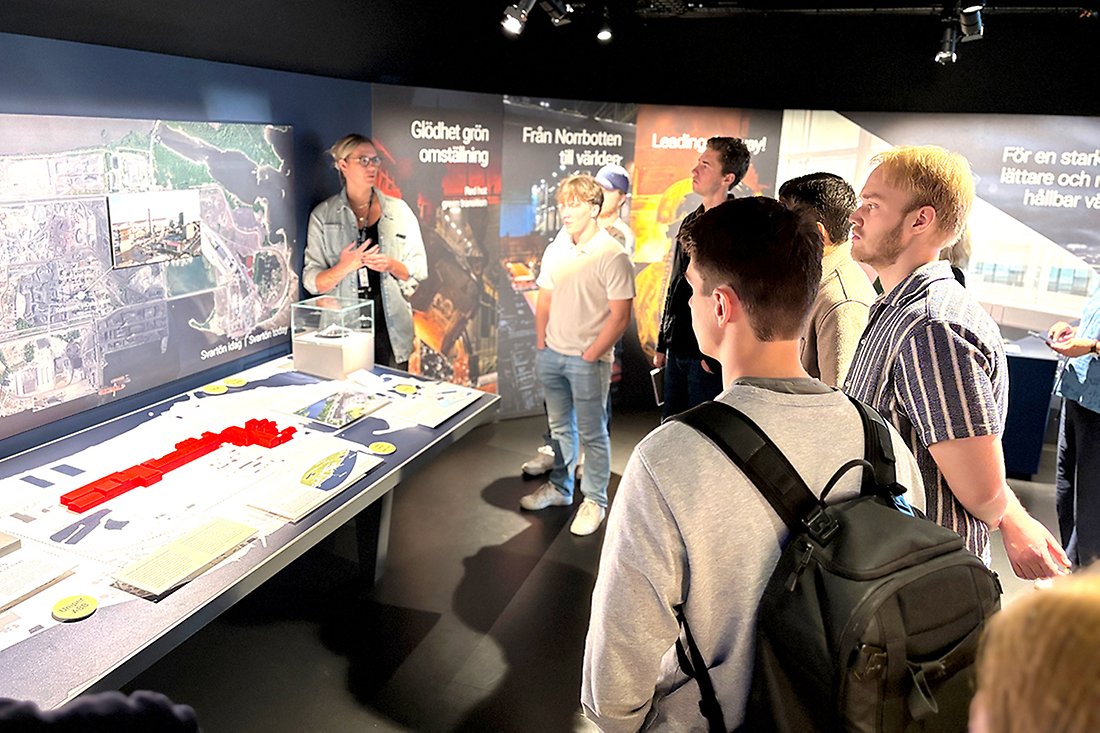 Grupp människor i SSABs showroom