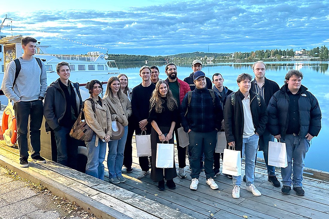 Grupp av människor på bryggan i Norra hamn