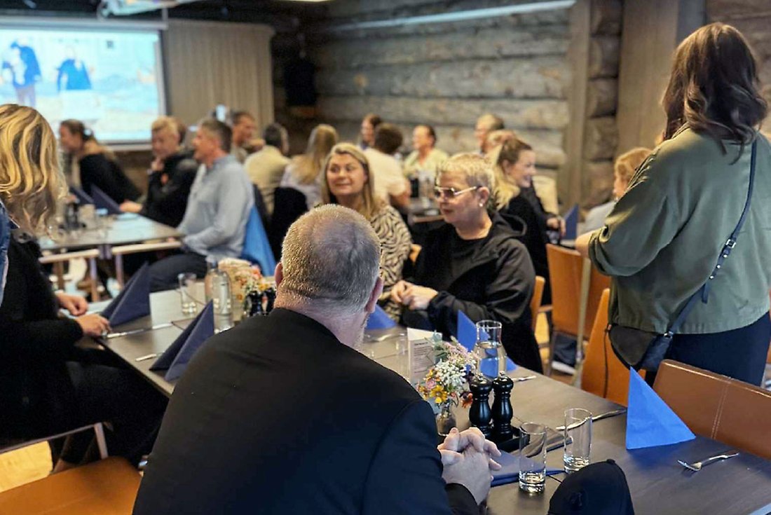 människor runt ett bord