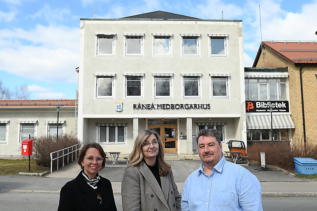 tre personer framför ett hus, medborgarhuset i Råneå