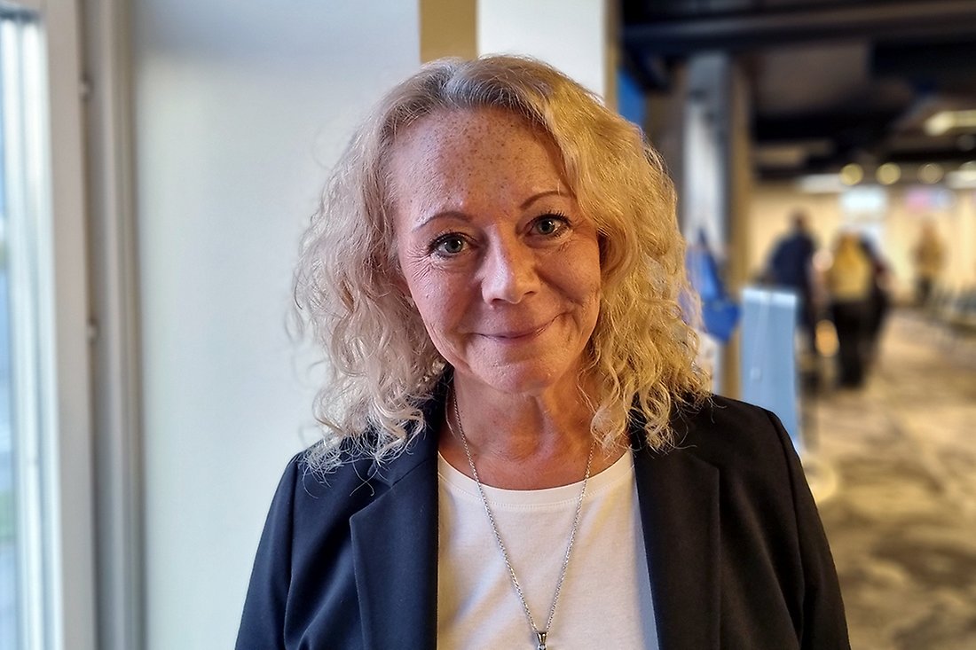 Blond kvinna med kavaj