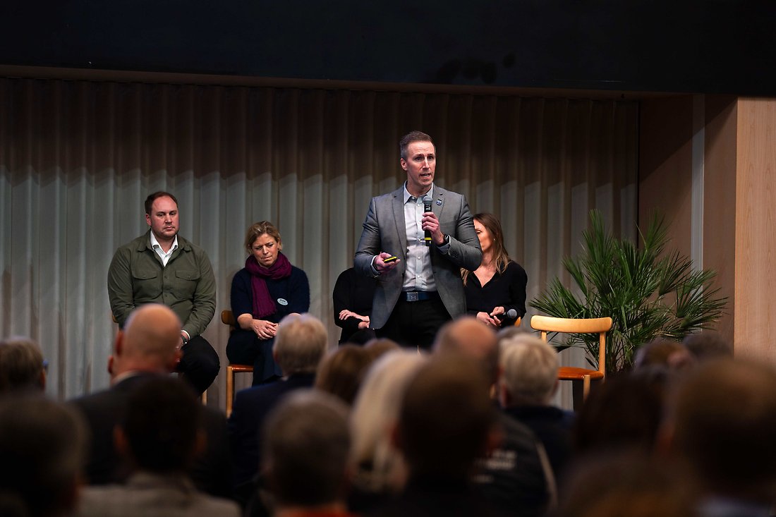 en man pratar på scenen