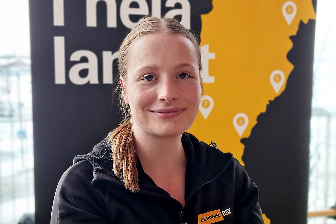 Ung tjej med långt blont hår.