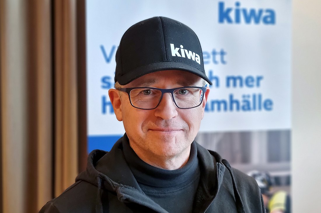 Man med svart keps och glasögon.