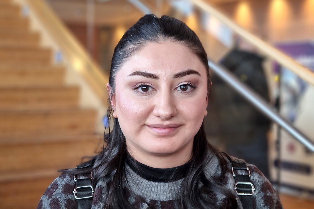 Ung kvinna i svart långt hår.