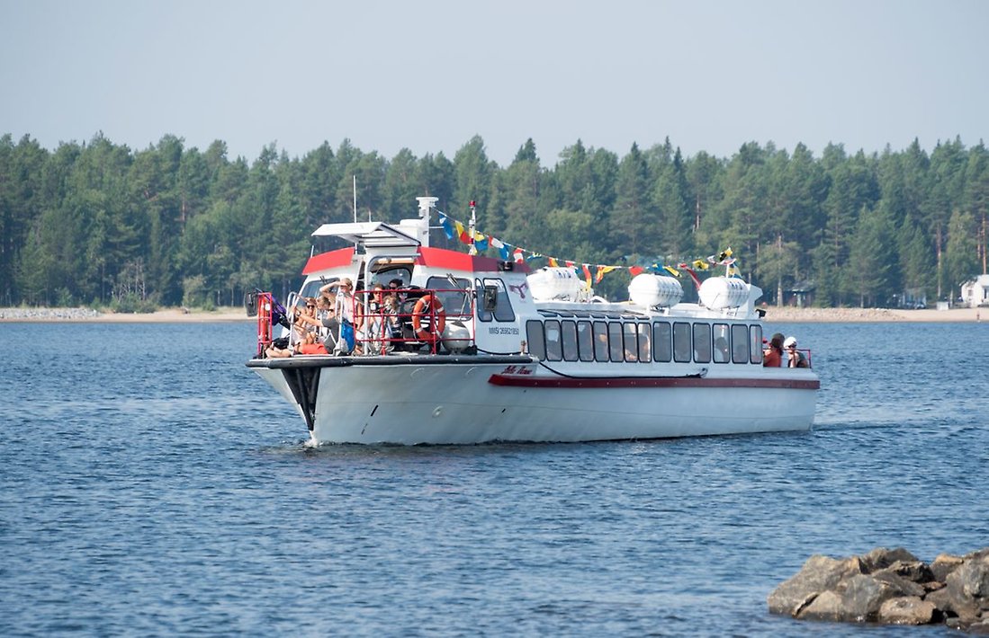 Turbåtstrafiken tar dig enkelt och smidigt ut i Luleå skärgård.