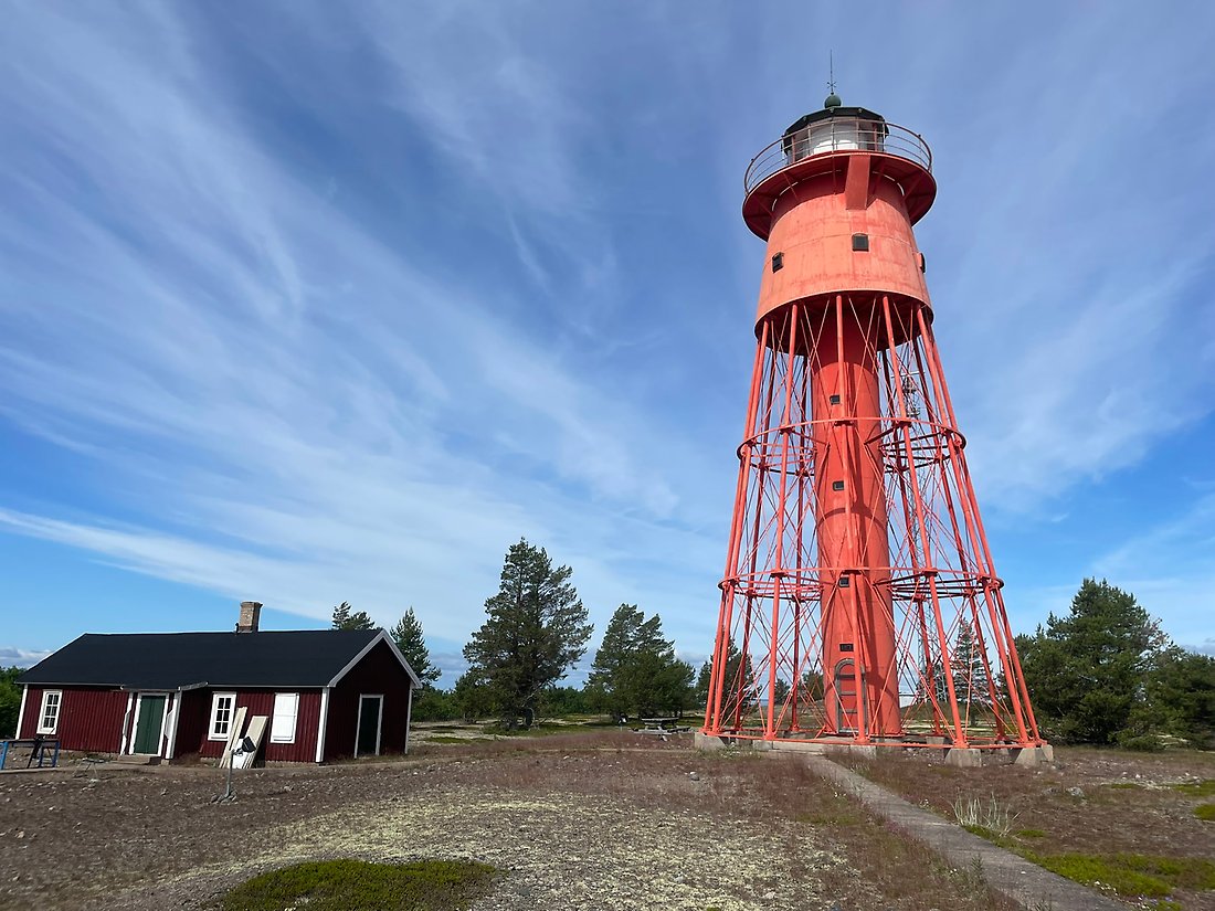 Passande nog är fyren på Rödkallen rödfärgad.