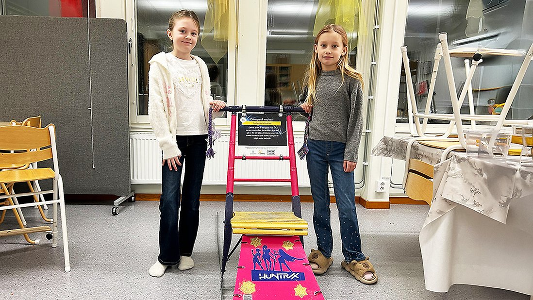 Två elever på Svedjeskolan visar upp sin spark som nu finns att låna på isvägen.