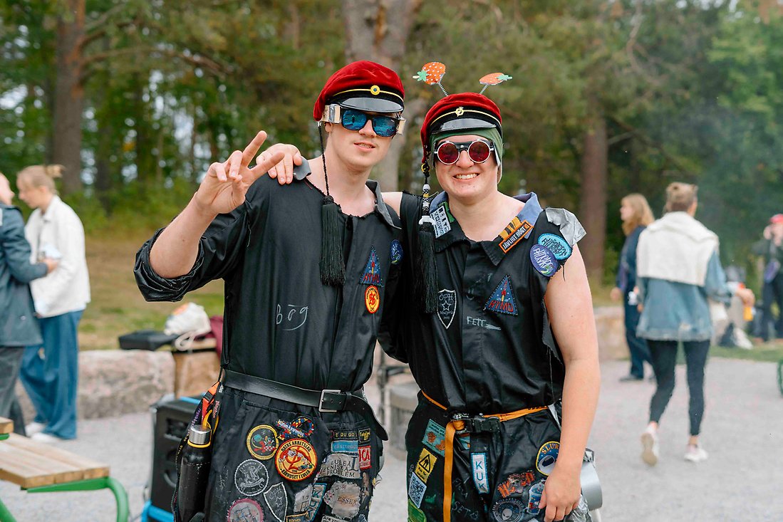 Isak och Samuel i svarta blöta overaller
