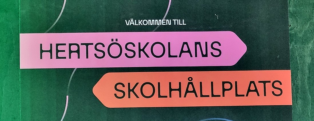 Skyltar som pekar åt var sitt håll. På den ena står det Hertsöskolans och på den andra Skolhållplats