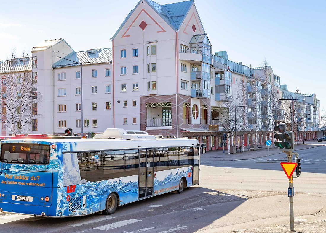 Buss på en väg i stan