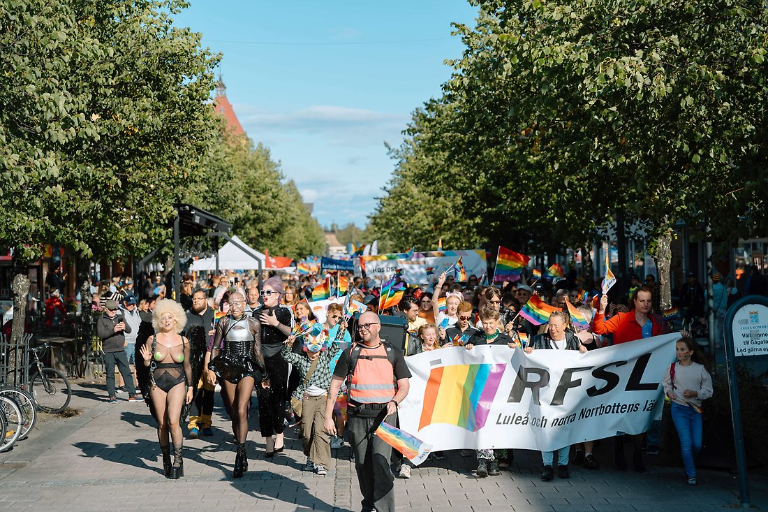 Pridetåget med Joakim Isaksson Markström i täten.