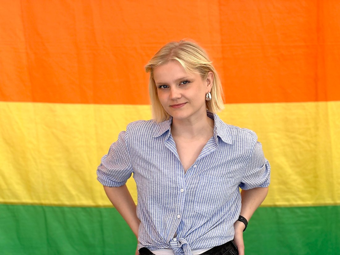 Rebecka Digervall framför prideflagga