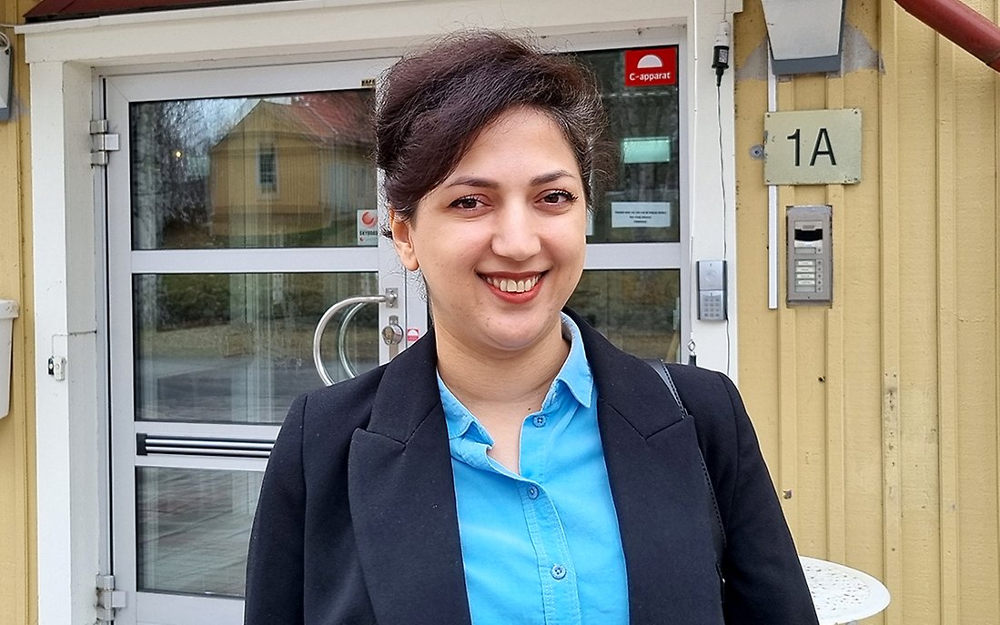 Zahra Mali utanför Forsbacka vård- och omsorgsboende